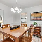 Cozy Atlanta Abode Near Theme Parks, Golf And Shops