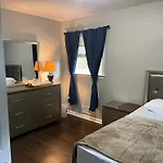 Hillandale Private Suite With Shared Bathroom