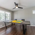 Hillandale Private Suite With Shared Bathroom