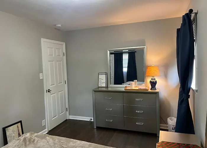 Hillandale Private Suite With Shared Bathroom