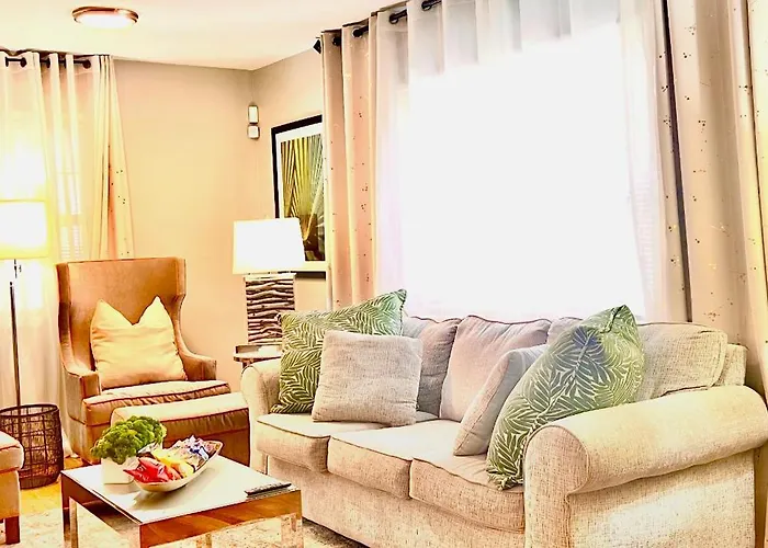 Modern 3Br Retreat, 15 Mins To Atl Airport, Fenced Yard & Free Parking