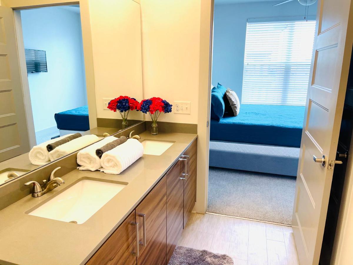 Greek -- Battery Stadium Lux 2/2 Apartment *