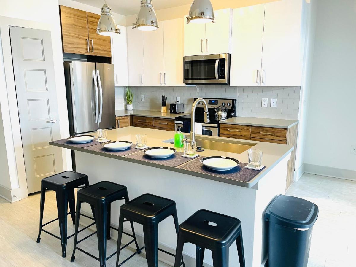 Greek -- Battery Stadium Lux 2/2 Apartment *