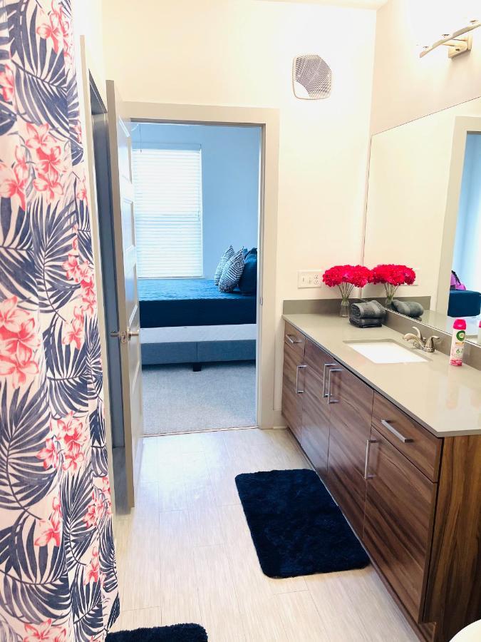 Greek -- Battery Stadium Lux 2/2 Apartment *