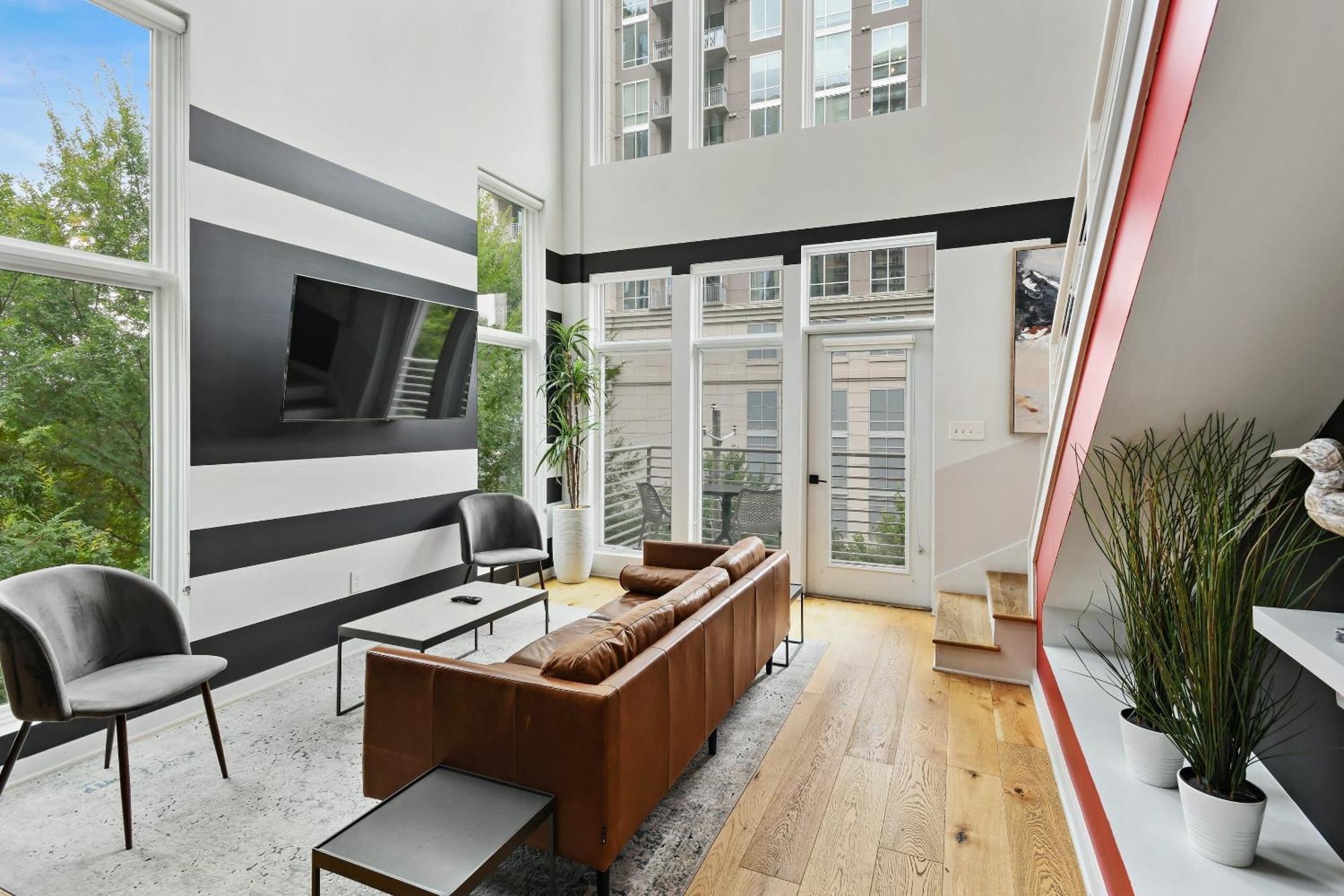 Iridescence Center Midtown Piedmont Park King Bed Loft Apartment