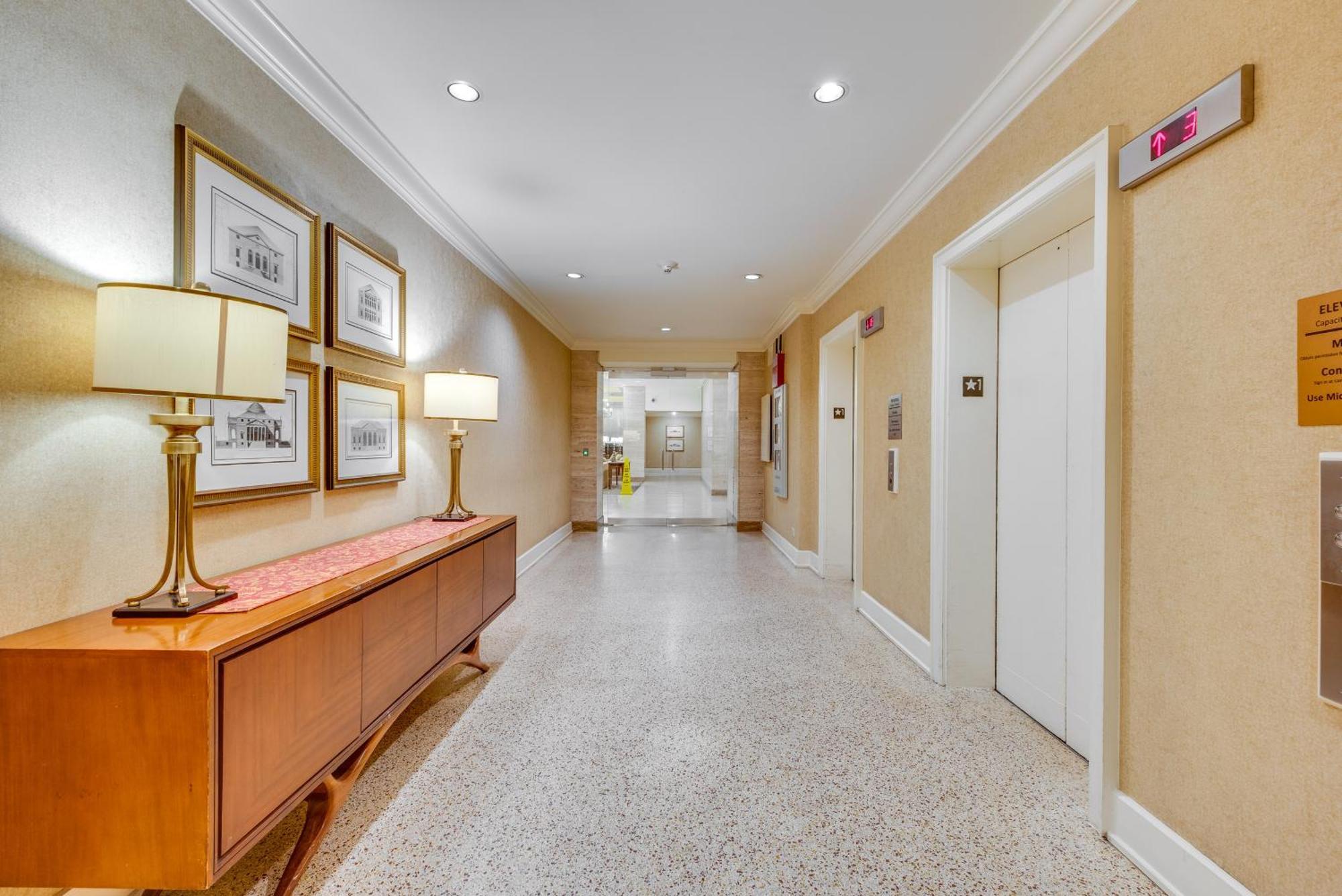Apartment Walkable Downtown With Private Balcony