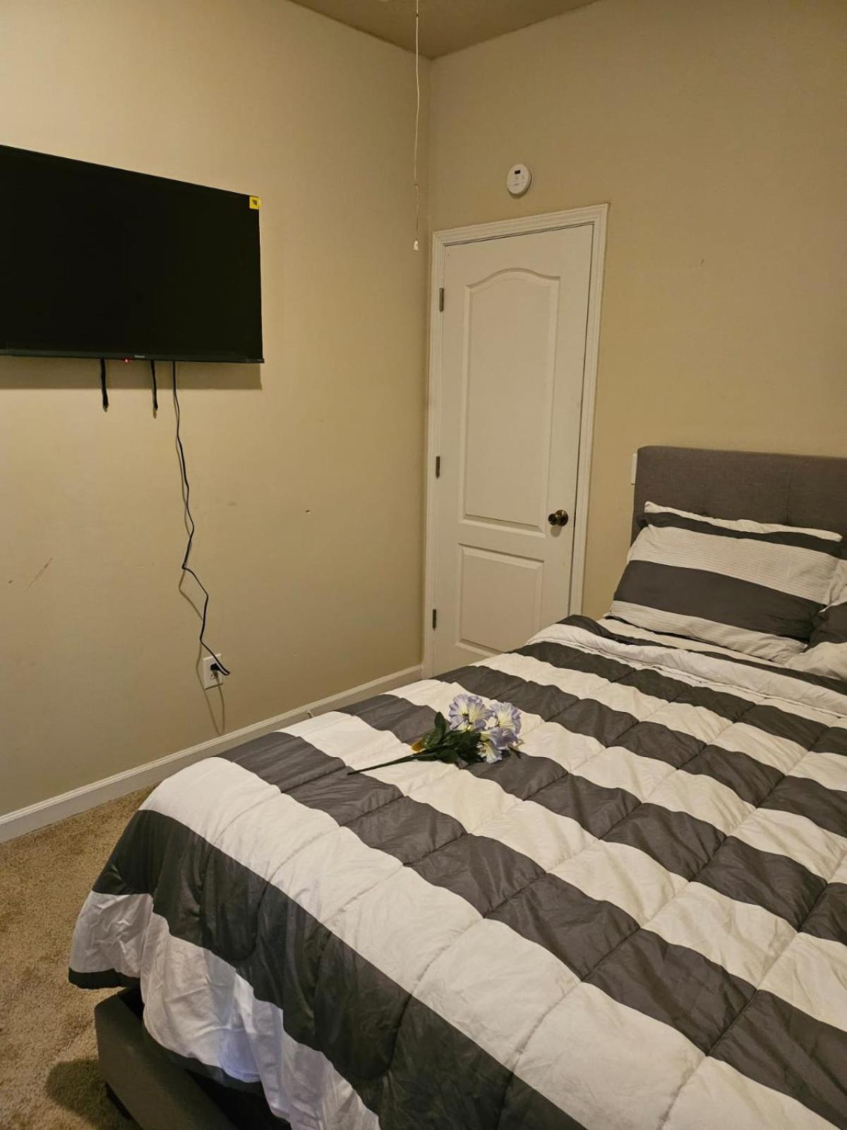 Holiday home 2 Luxury Bedrooms, 1 Bath, Shared Kitchen And Shared Living Areas *