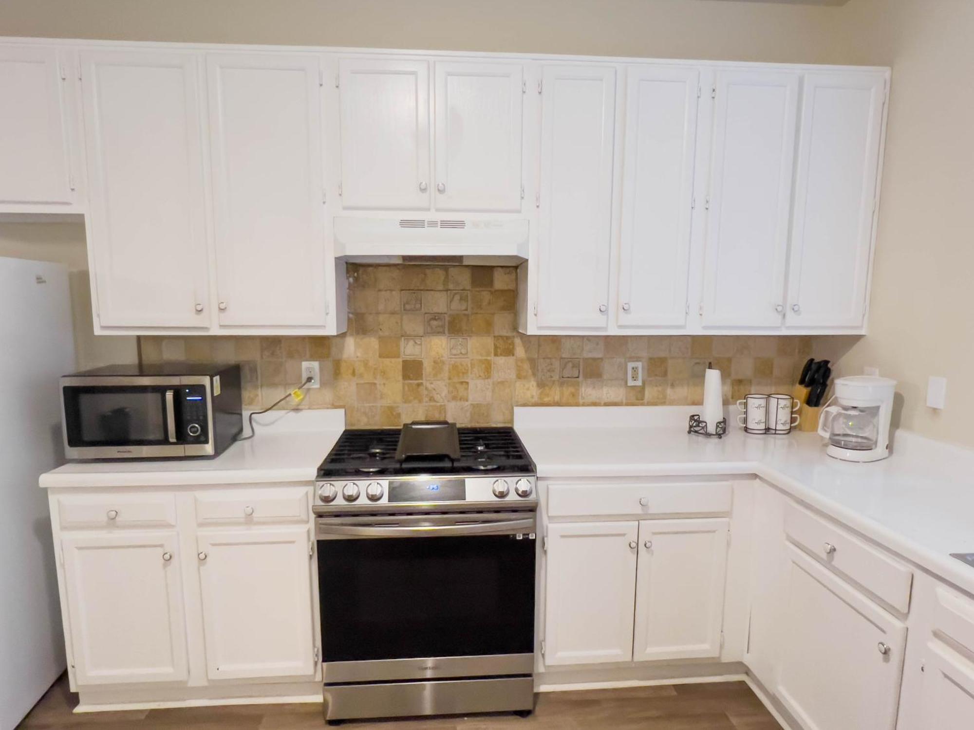 2 Luxury Bedrooms, 1 Bath, Shared Kitchen And Shared Living Areas * Atlanta