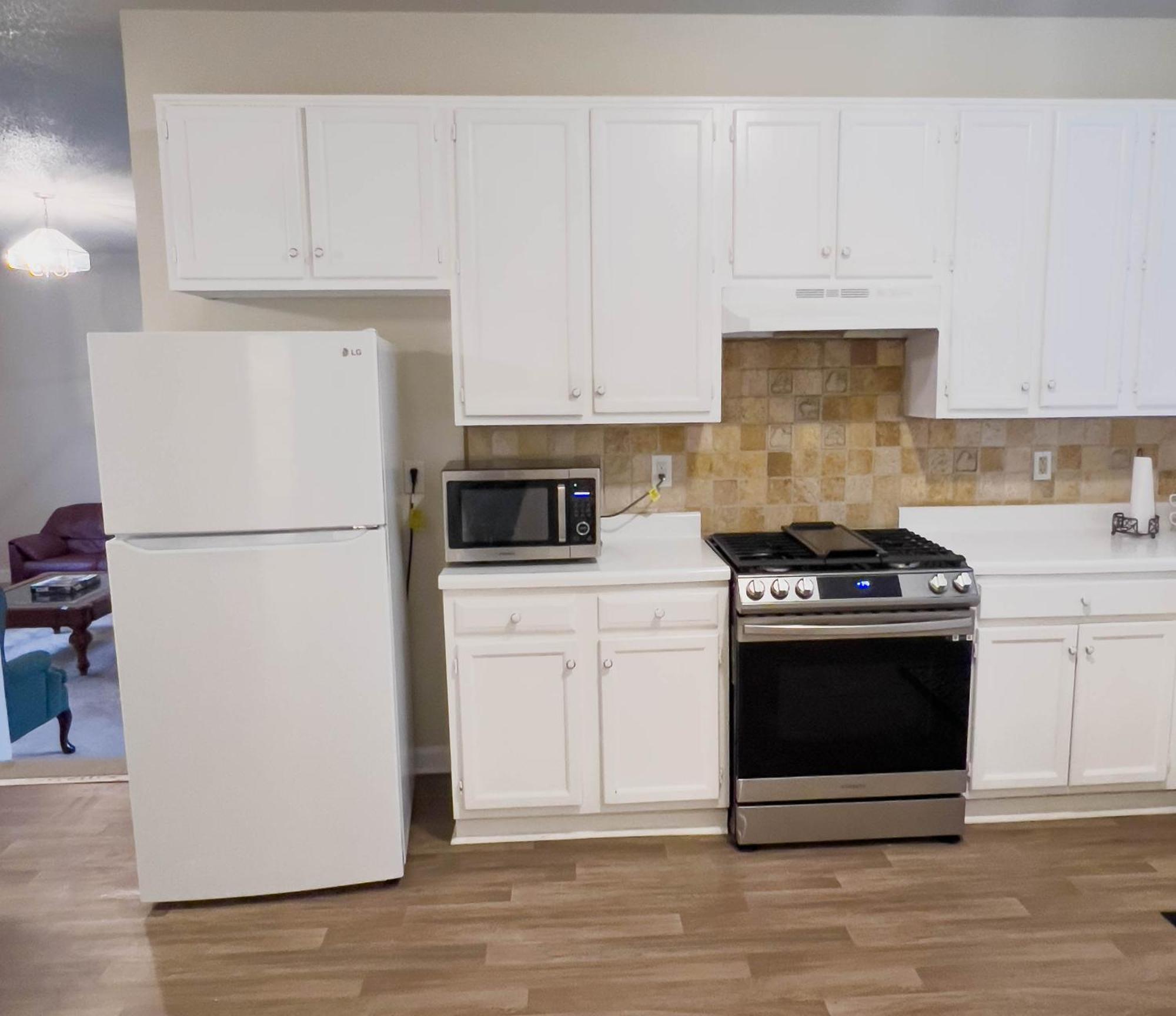 2 Luxury Bedrooms, 1 Bath, Shared Kitchen And Shared Living Areas