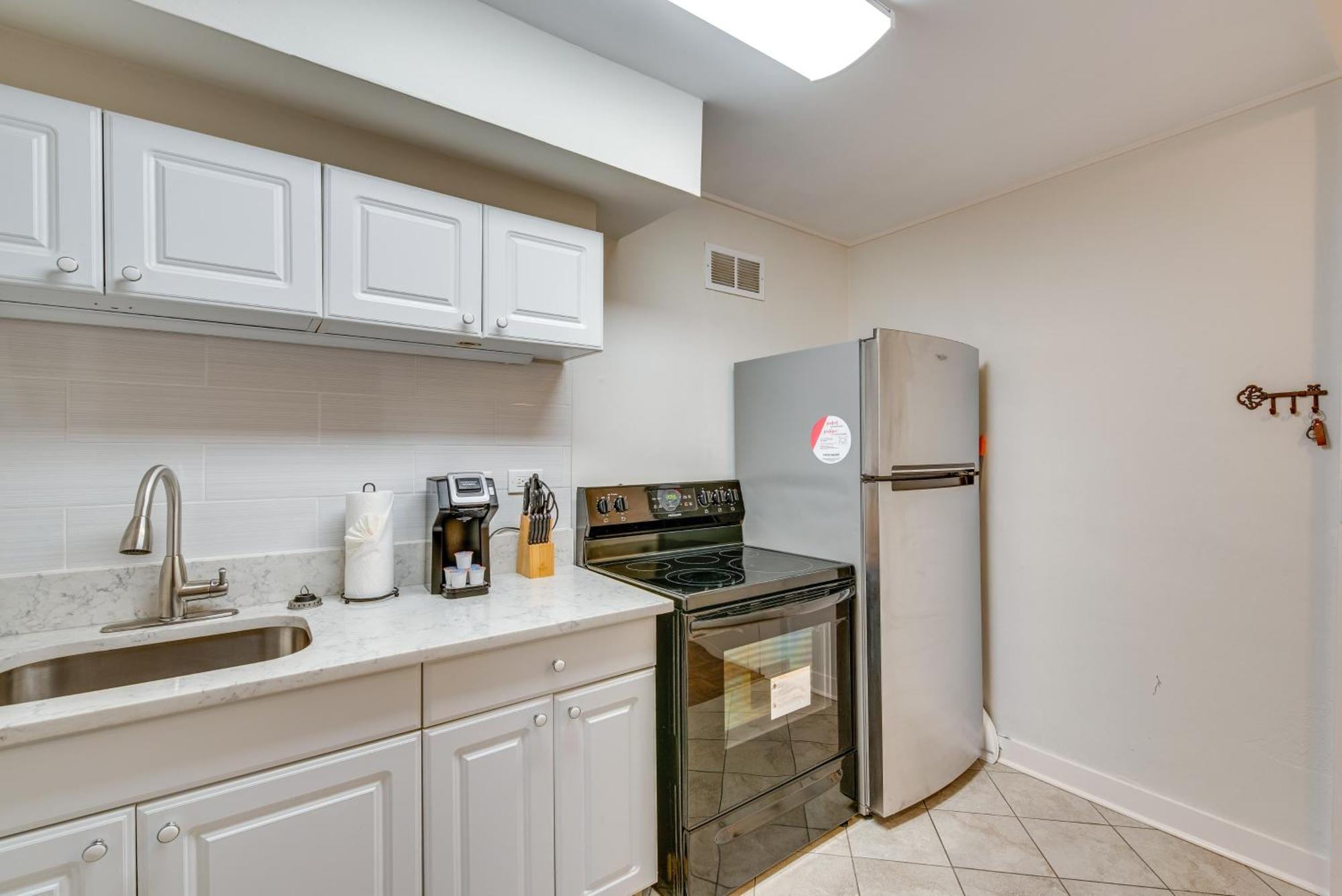 Walkable Downtown With Private Balcony Apartment *