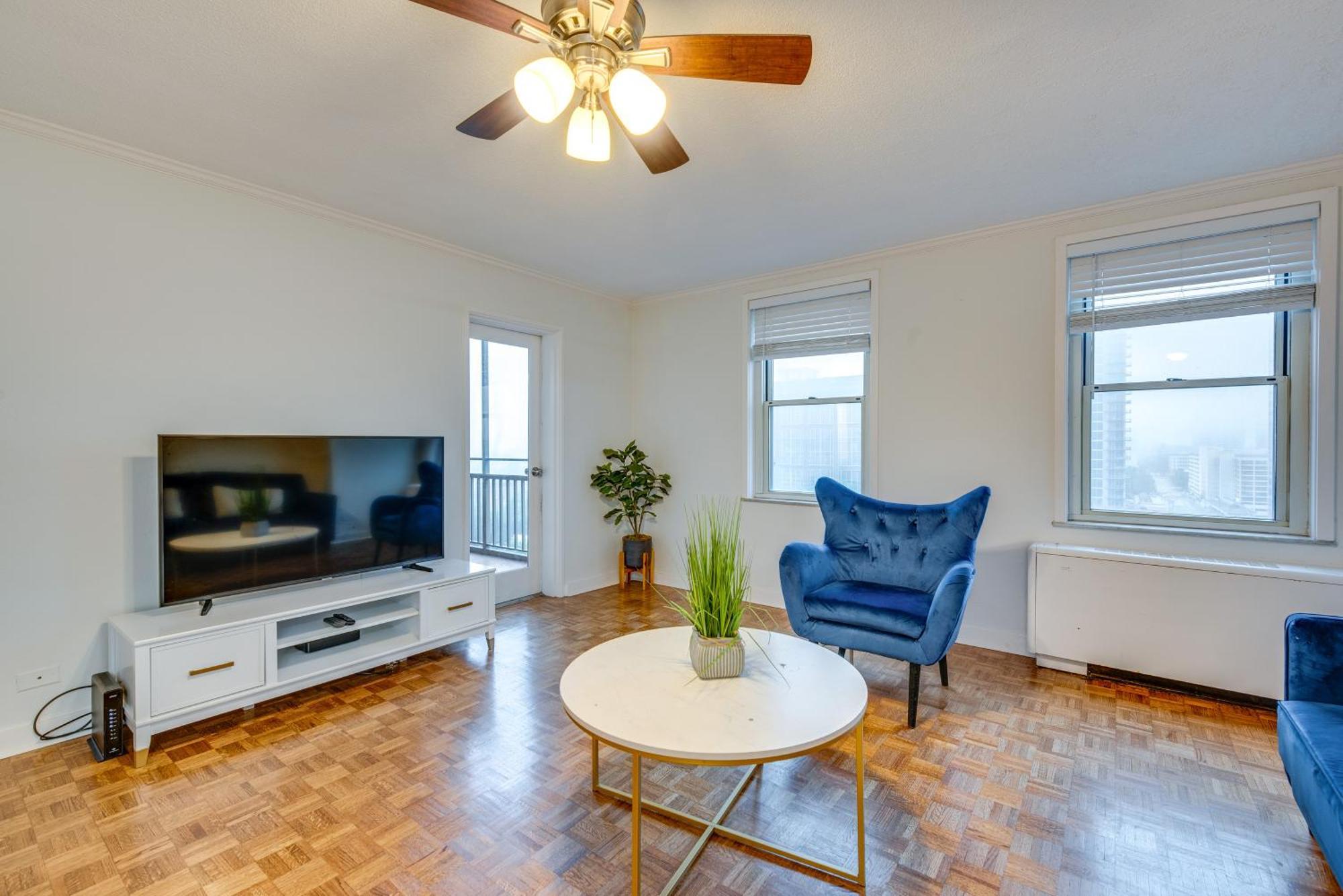 Walkable Downtown With Private Balcony Apartment *