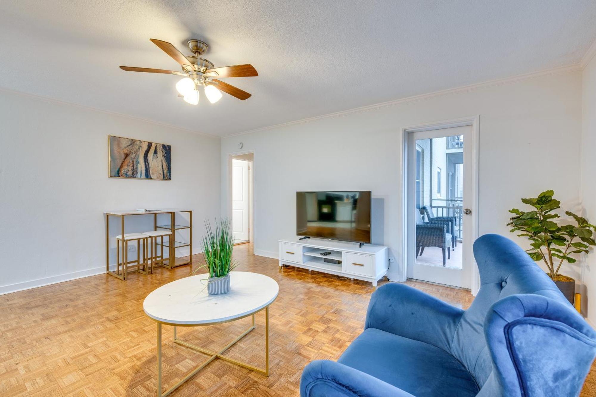 Walkable Downtown With Private Balcony Apartment