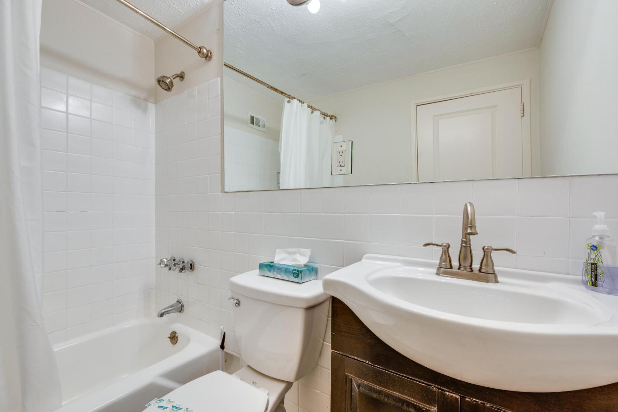 Apartment Walkable Downtown With Private Balcony