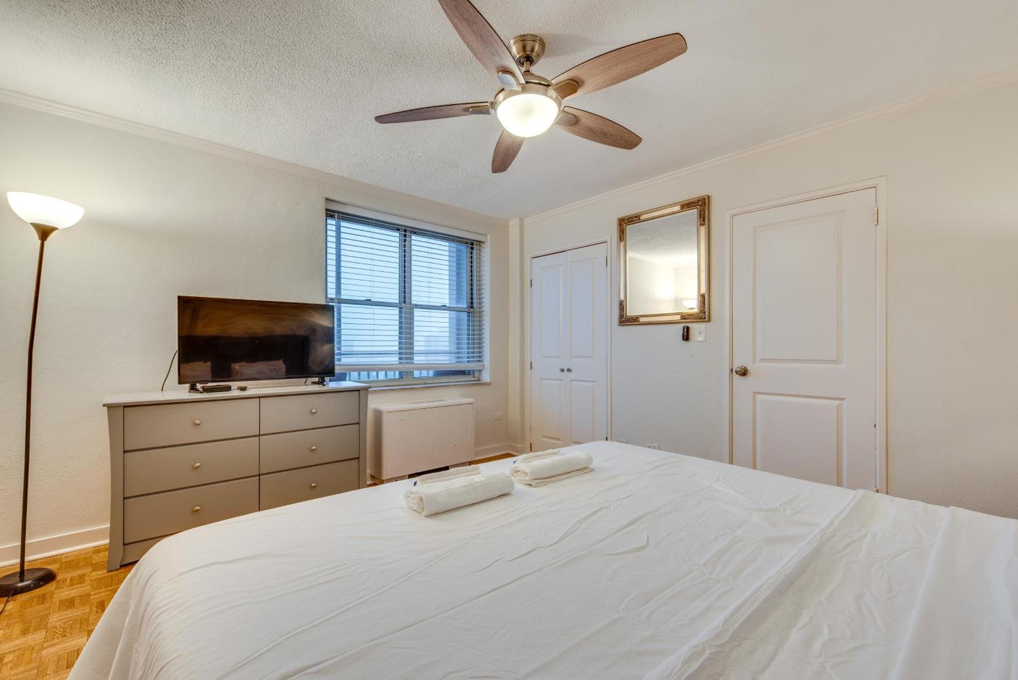 Walkable Downtown With Private Balcony Apartment *