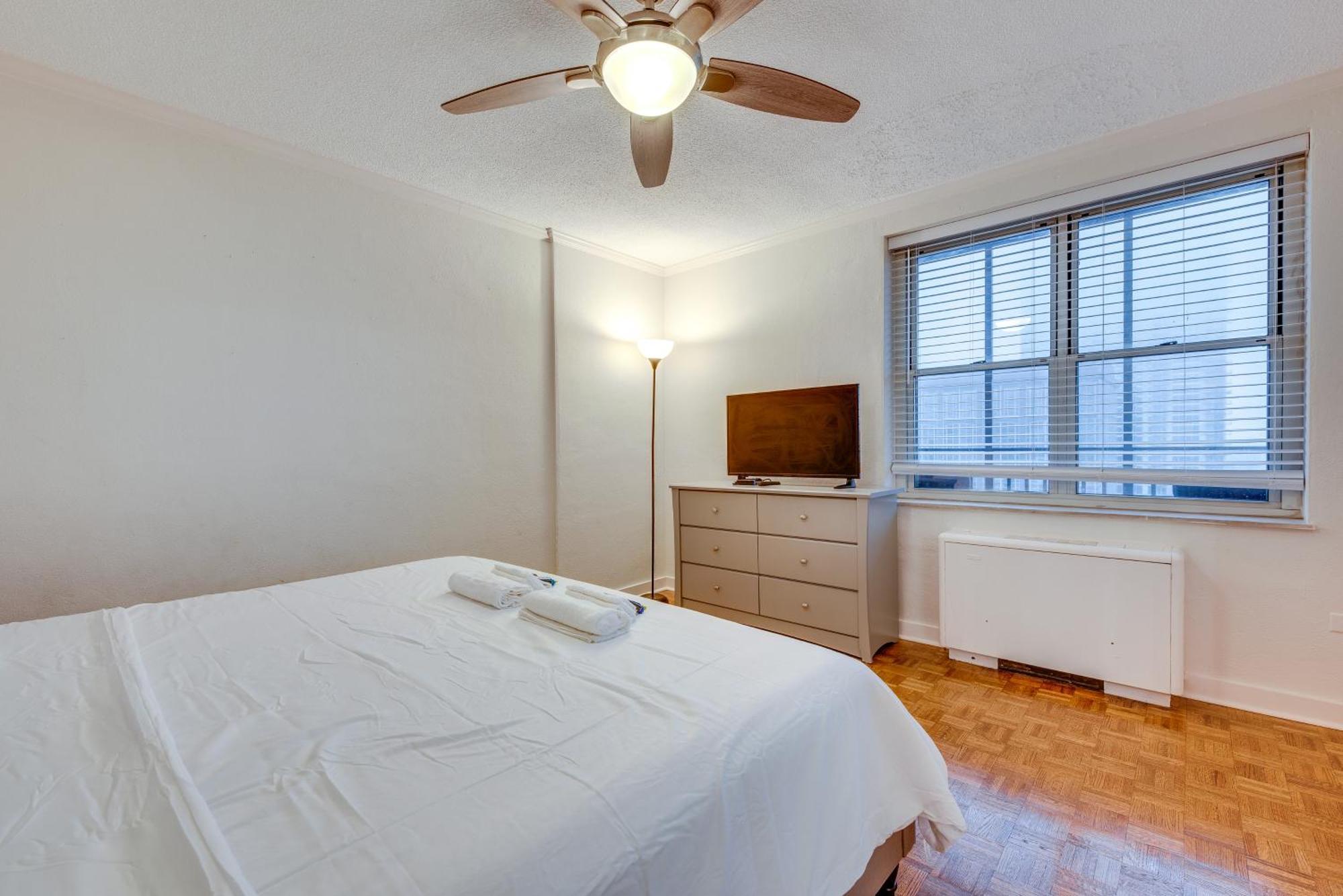 Apartment Walkable Downtown With Private Balcony *