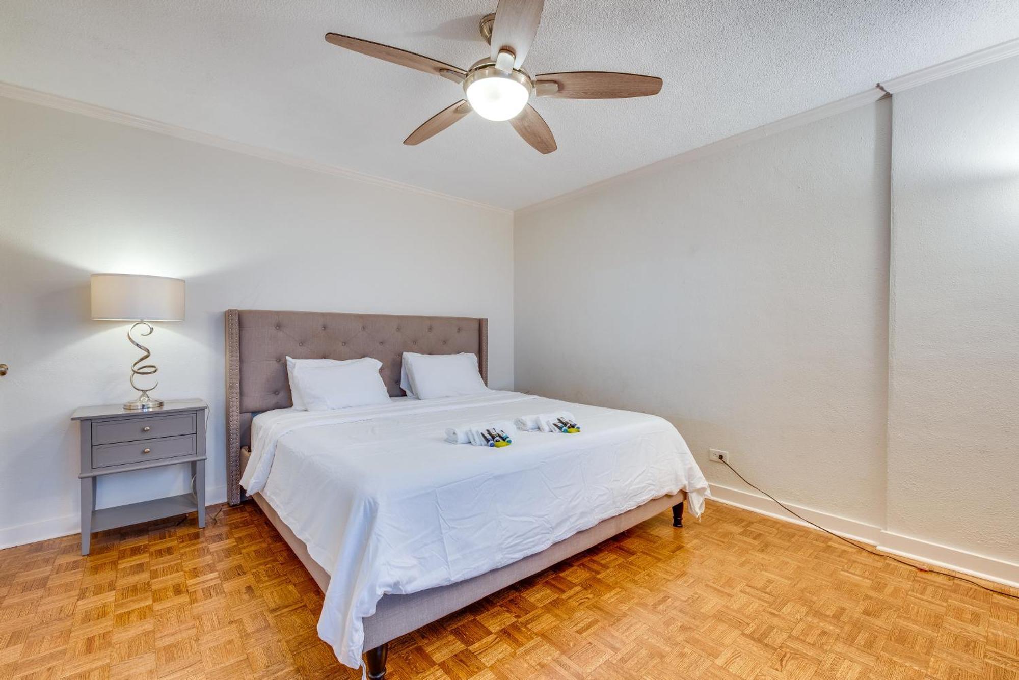 Apartment Walkable Downtown With Private Balcony