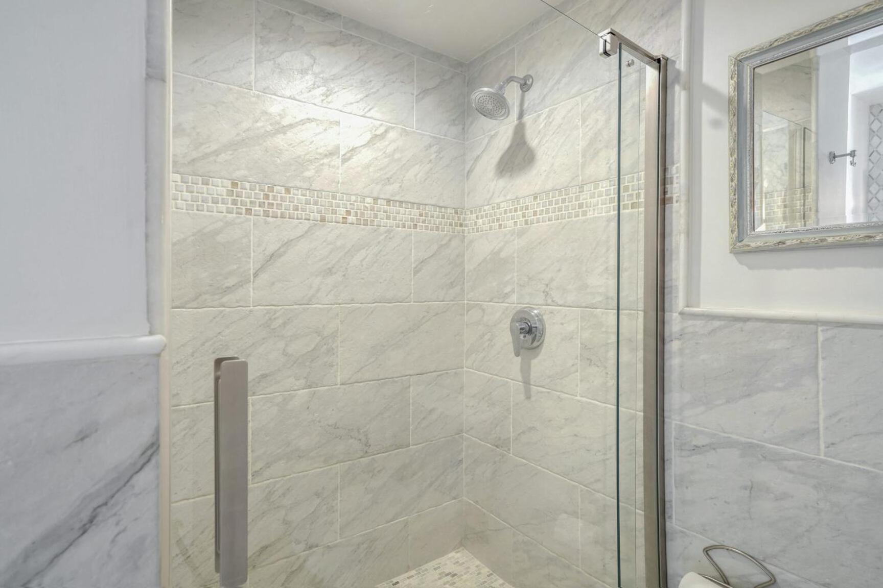 Apartment 1406 Spacious Modern, Fast Wifi, 1 Free Parking *