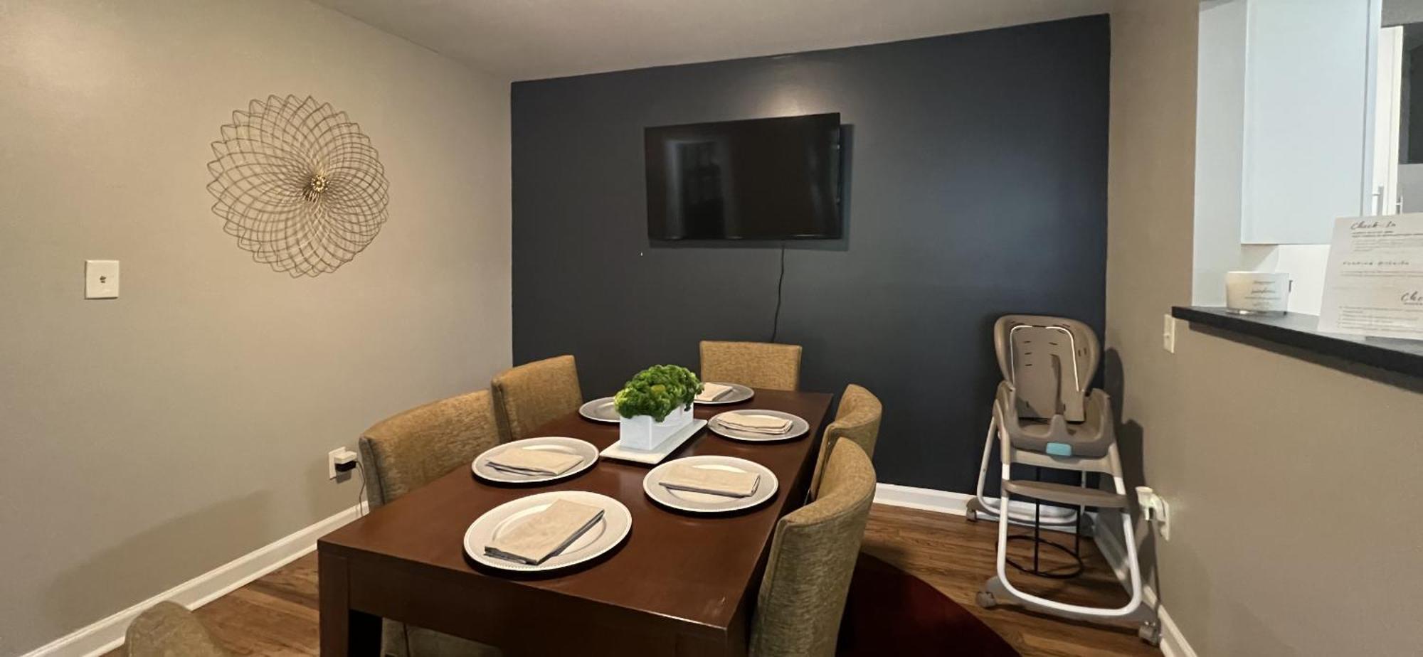 Modern 3br Retreat, 15 Mins To Atl Airport, Fenced Yard & Free Parking Holiday home Atlanta