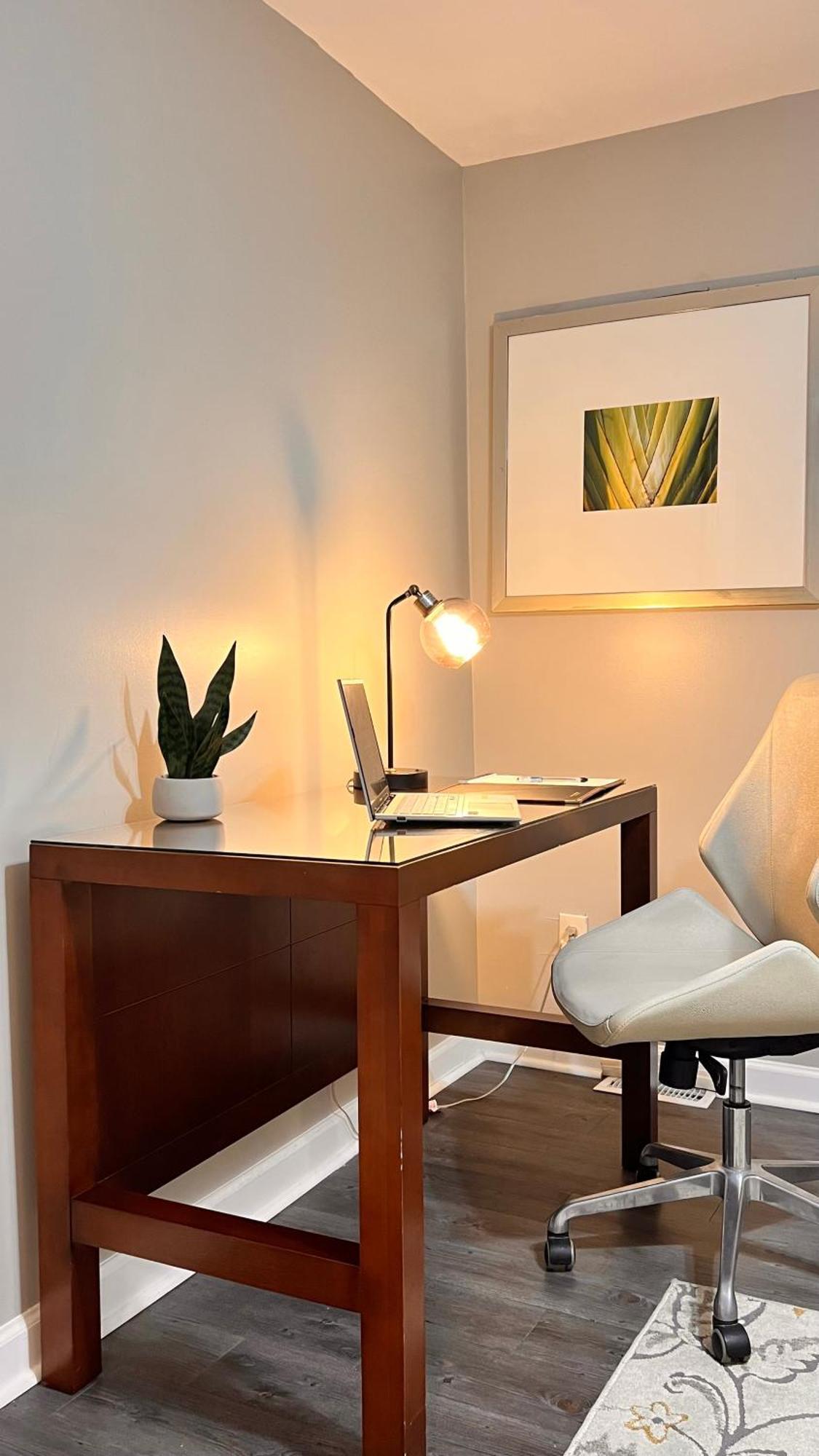 Holiday home Modern 3br Retreat, 15 Mins To Atl Airport, Fenced Yard & Free Parking Atlanta