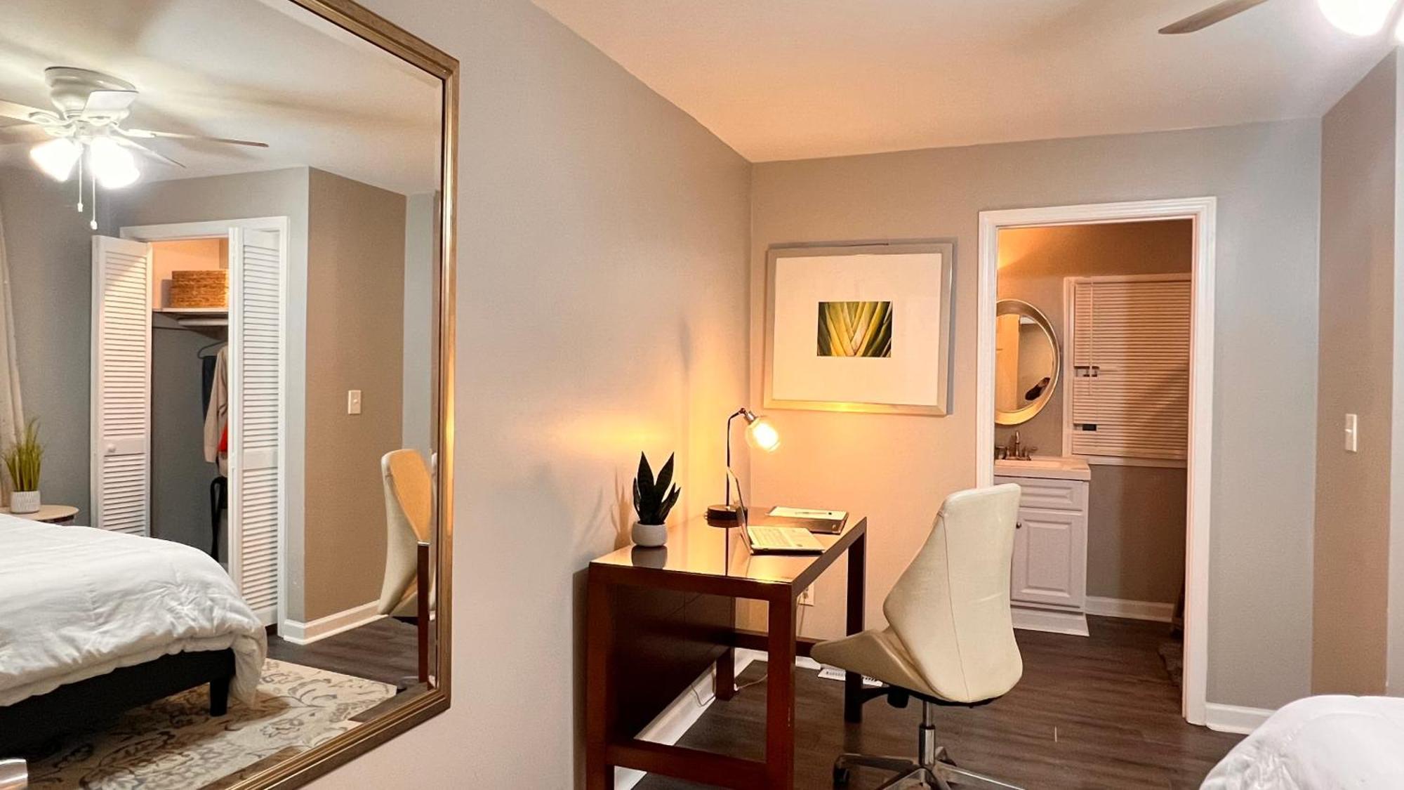 Modern 3br Retreat, 15 Mins To Atl Airport, Fenced Yard & Free Parking *