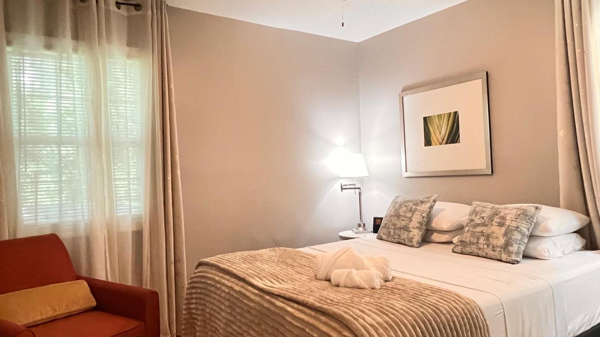 Modern 3br Retreat, 15 Mins To Atl Airport, Fenced Yard & Free Parking * Atlanta