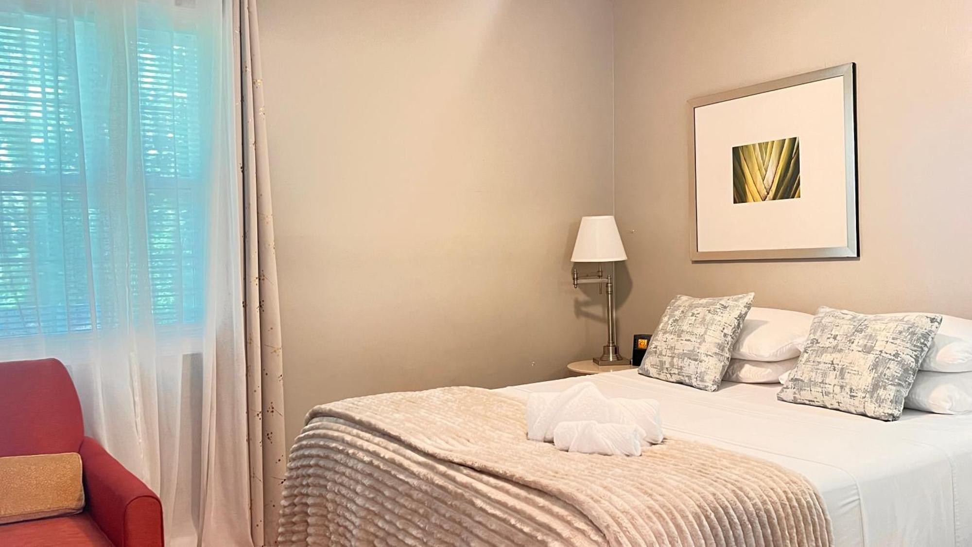Modern 3br Retreat, 15 Mins To Atl Airport, Fenced Yard & Free Parking Holiday home *