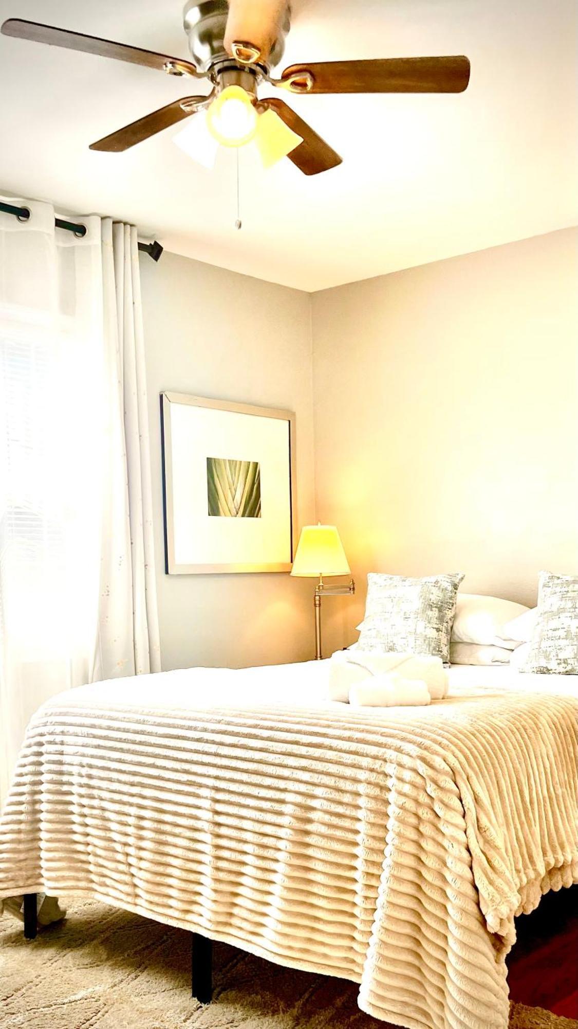 Modern 3br Retreat, 15 Mins To Atl Airport, Fenced Yard & Free Parking *