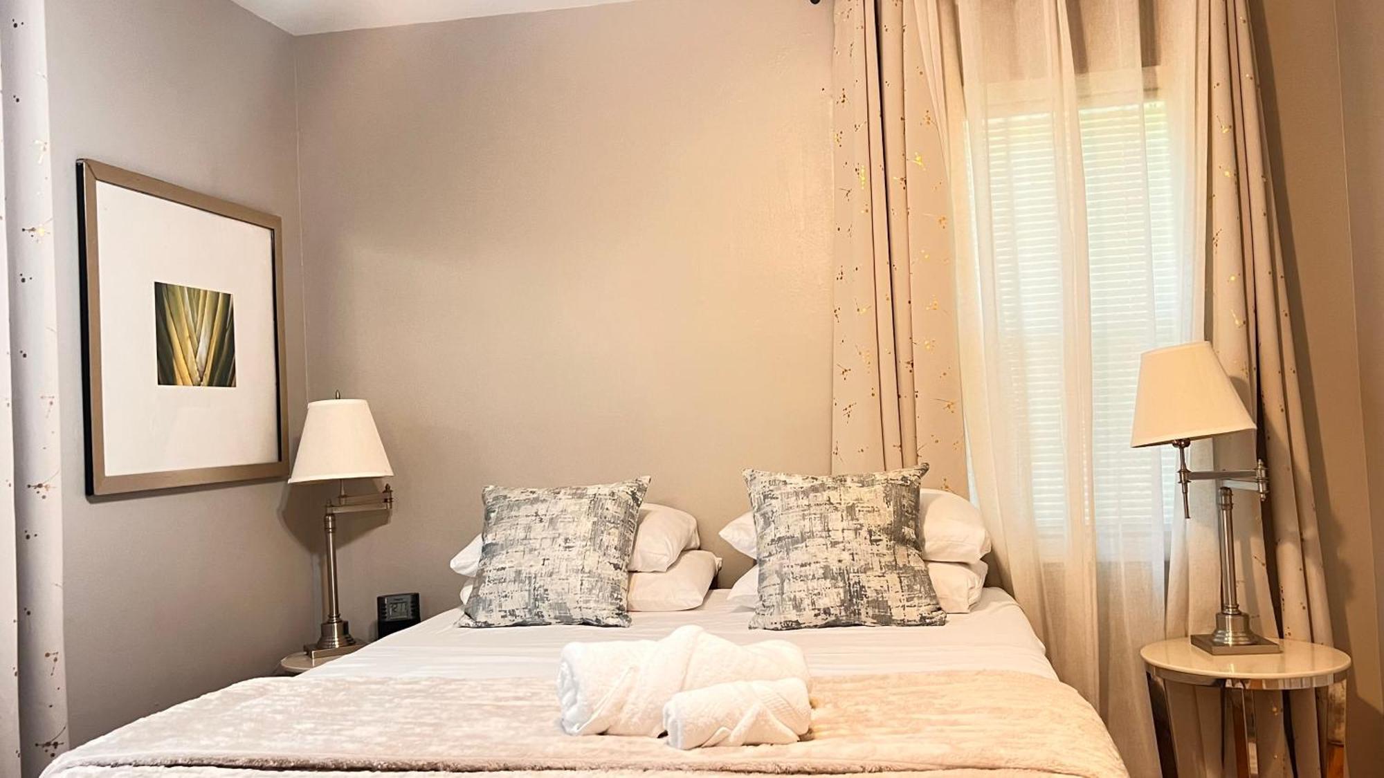 Modern 3br Retreat, 15 Mins To Atl Airport, Fenced Yard & Free Parking