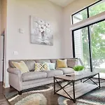 Contemporary City Getaway Near Dt Workspace