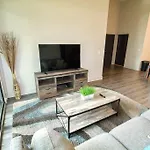 Contemporary City Getaway Near Dt Workspace