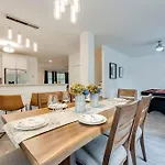 Luxury Atlanta Home - Self Check-In Pet Friendly Free Parking