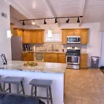 Bright & Comfy 5 Star Location Large Deck Oasis