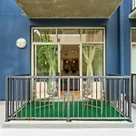 Downtown Condo With Private Balcony+Parking