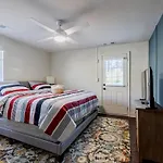 5 Min Grant Park With Fenced Yard Parking Pet Friendly