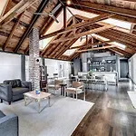 Modern Farm House In Heart Of The City- Sleeps 12