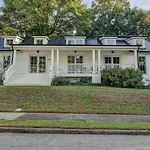 Modern Farm House In Heart Of The City- Sleeps 12