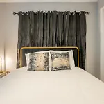 Modern 2 Bedroom Apt Near Mercedes Close To Everything!
