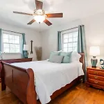 Fully Fenced Rustic Home Minutes From Truist Park