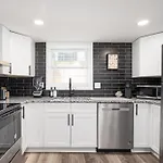 Chic 2-Bed Haven With Vibrant Decor In Se Atlanta