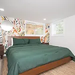 Chic 2-Bed Haven With Vibrant Decor In Se Atlanta