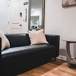 Downtown Studio, Skyline View, Walk To Attractions