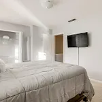 8 Mi To Downtown Atlanta Townhome!