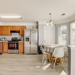 8 Mi To Downtown Atlanta Townhome!