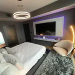Exquisite Condo In Midtown