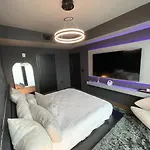 Exquisite Condo In Midtown