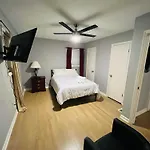 Spacious 4Br By Airport & Shops!