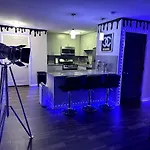 The Showtime Pad - Game Room - Pool Table - Fireplace