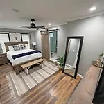 A Cabin In The City With A 5 Star Lush Backyard