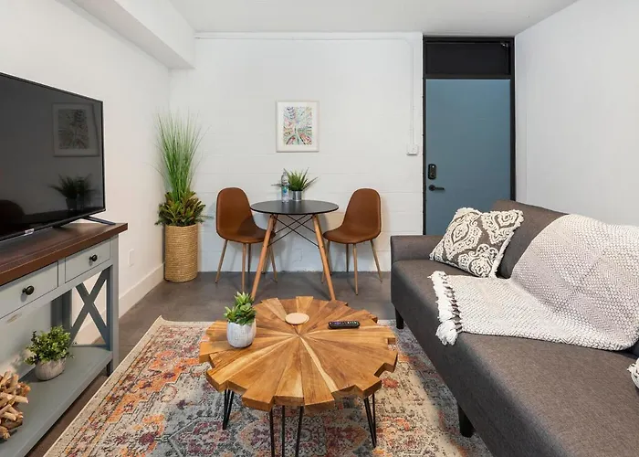Comfortable Studio With Queen Bed, City Walkable!
