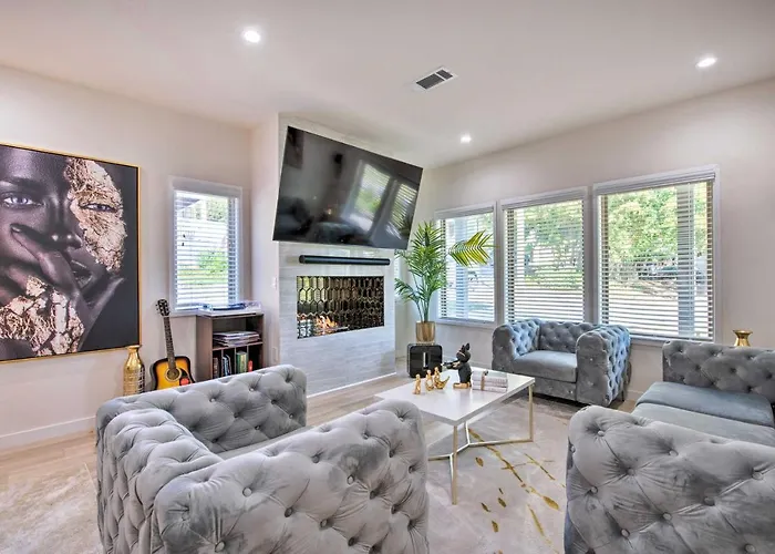 Luxury Smart Home 2 Miles To Downtown Atlanta!